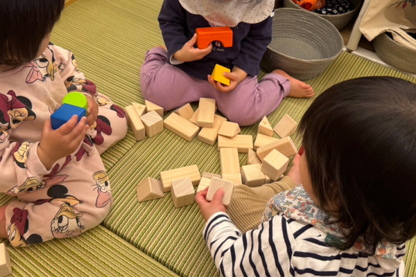 【1歳編】積み木遊びアイデア｜1歳児の発達に合わせた遊び方・関わり方を解説！